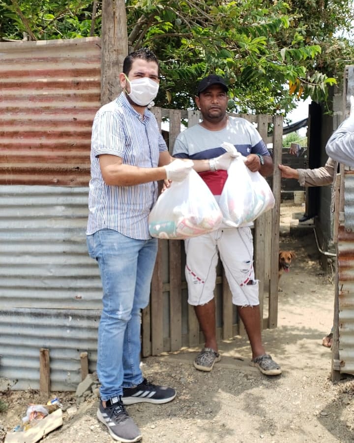 ccdelrio2's tweet photo. Agradecemos hoy a @monterialcaldia @caordosgoitia  por escuchar a muchos de los comerciantes informales de Montería, que el día de hoy recibieron ayuda por parte de la administración, con esto logramos hacer un poco más amena su cuarentena . https://t.co/SjNBlo9E0H