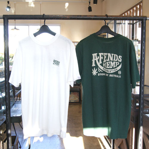 CHARCOAL_GREEN's tweet photo. 4/9岐阜店のユータです。AFENDSのTシャツ入荷。70年代オーストラリアのヒッピーカルチャー聖地バイロンベイにて、第二世代として生まれ育ったDeclan Wise, Jono Salfieldを中心に2006年スタートしたオルタネートファッション&ライフスタイルブランド「AFENDS」。#AFENDS #アフェンズ #サーフ https://t.co/LK4PqqeAeA