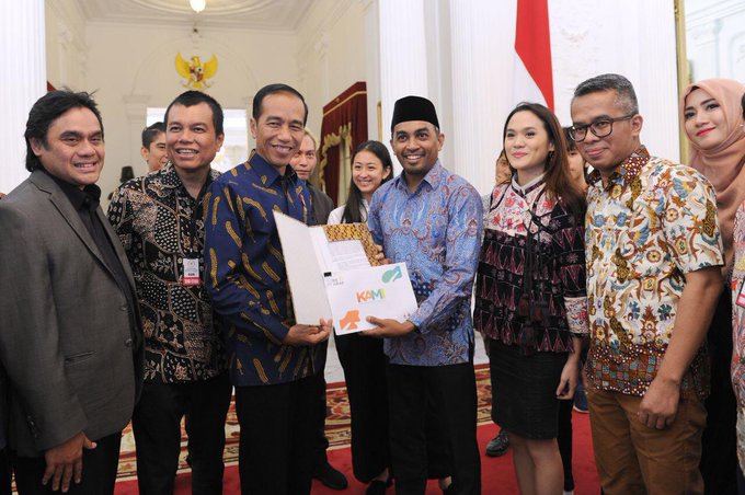 Jokowi bersama beberapa musisi Tanah Air termasuk Glenn Fredly