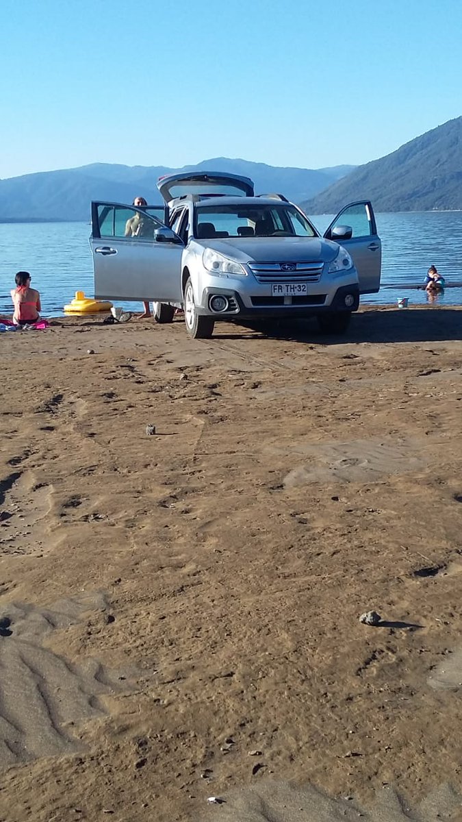 zonalacustre's tweet photo. Hay pelotas y pelotudos. Estos no entienden que estamos en en CUARENTENA. se les informó que se fueran de la playa, pero no hicieron caso. #Caburgua Playa Negra. #NoVenganaPucon  menos si eres inconsciente y estúpido. Ayuden a funar por lo menos. RT https://t.co/zNfNxswlO8