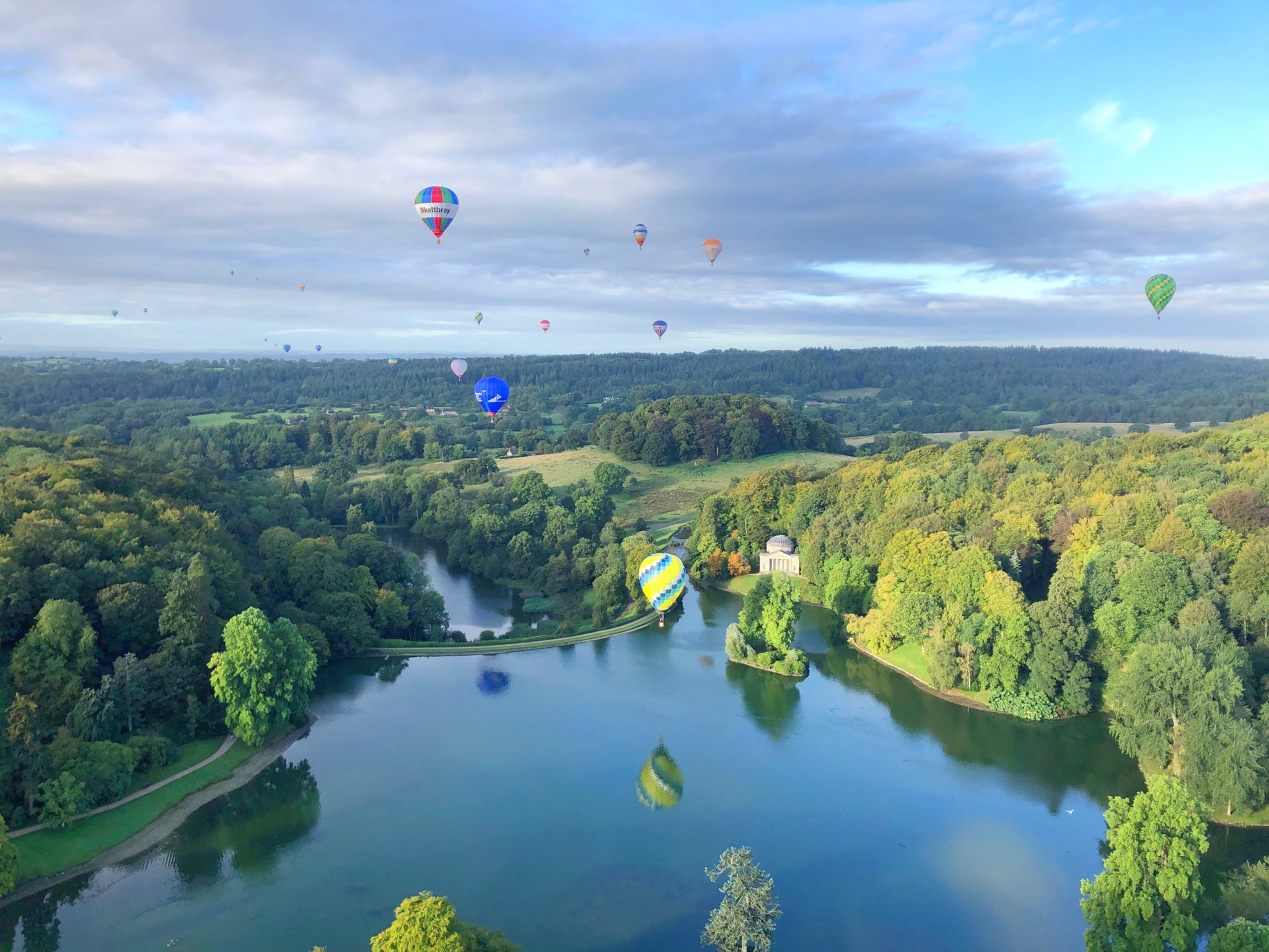 Pukapuka 19年9月 イギリス ロングリート 100機近く集まるイギリス最大級のバルーンフェスタ サファリパークのすぐ横から離陸していきます 緑が多くカラフルな気球が映えてとても綺麗な景色でした 賞品とイベントが盛り沢山 バルーンでほっ