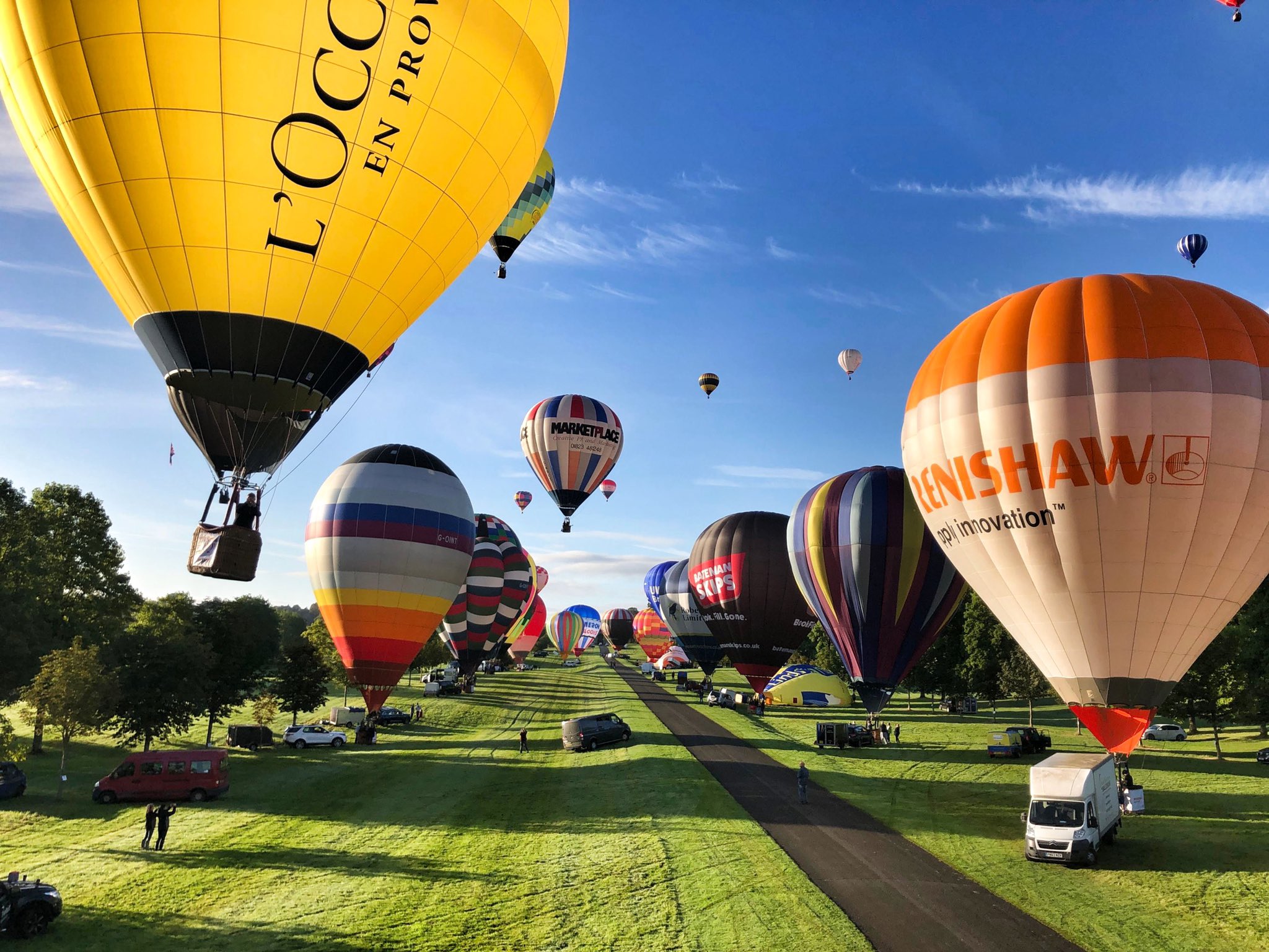 Pukapuka A Tuwita 19年9月 イギリス ロングリート 100機近く集まるイギリス最大級のバルーンフェスタ サファリパークの すぐ横から離陸していきます 緑が多くカラフルな気球が映えてとても綺麗な景色でした 賞品とイベントが盛り沢山 バルーンでほっ
