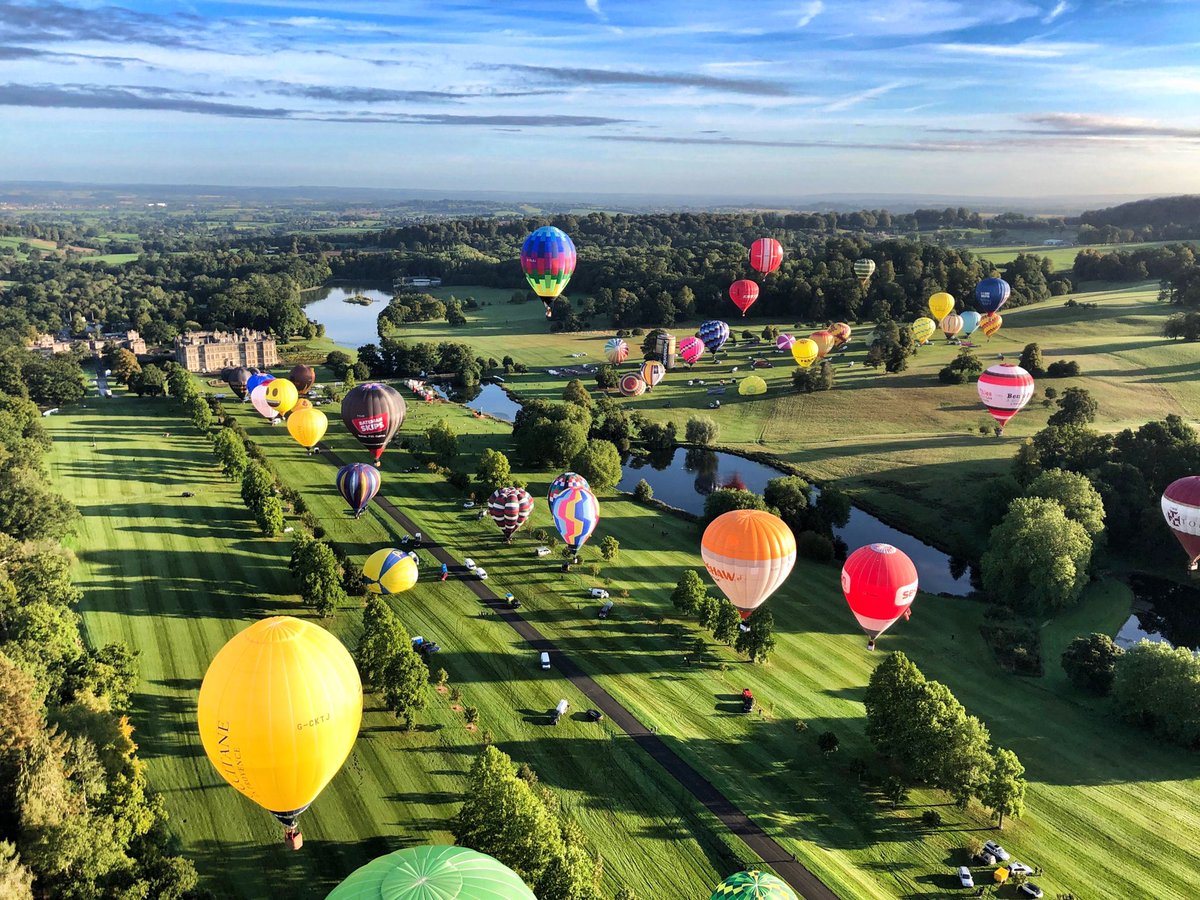 Pukapuka 19年9月 イギリス ロングリート 100機近く集まるイギリス最大級のバルーンフェスタ サファリパークのすぐ横から離陸していきます 緑が多くカラフルな気球が映えてとても綺麗な景色でした 賞品とイベントが盛り沢山 バルーンでほっ