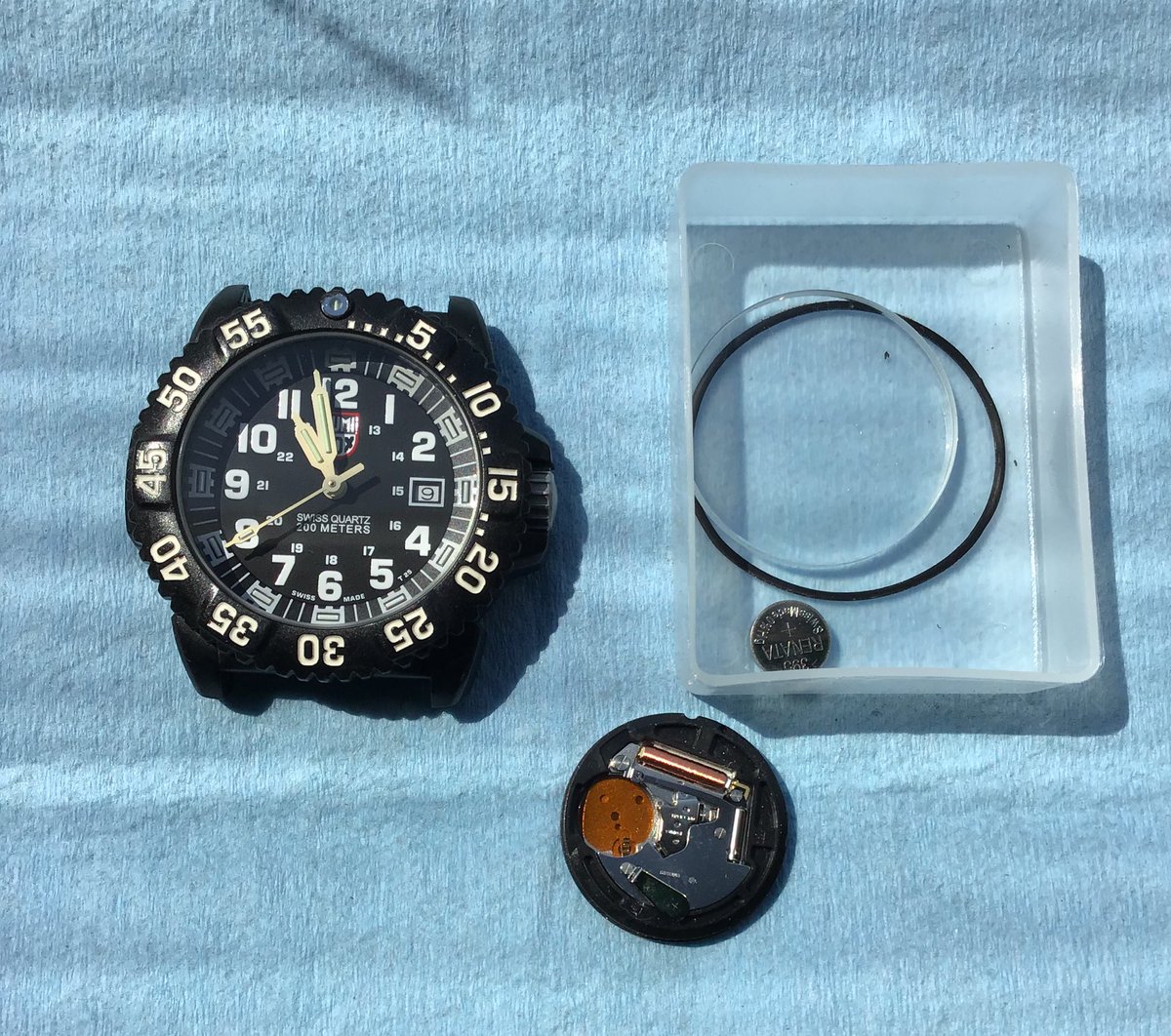 handmader777's tweet photo. ルミノックスのガラス交換と修理依頼です⌚️

自分で電池交換したら動かなくなったとのこと😥
三枚目の写真にある、ムーブメントのオレンジ色のフィルムがありませんでした。
これが無いだけで動きません。
フィルムを入れたら動きました^o^

沢山のご依頼ありがとうございます😊 https://t.co/rNYTr7Emnn