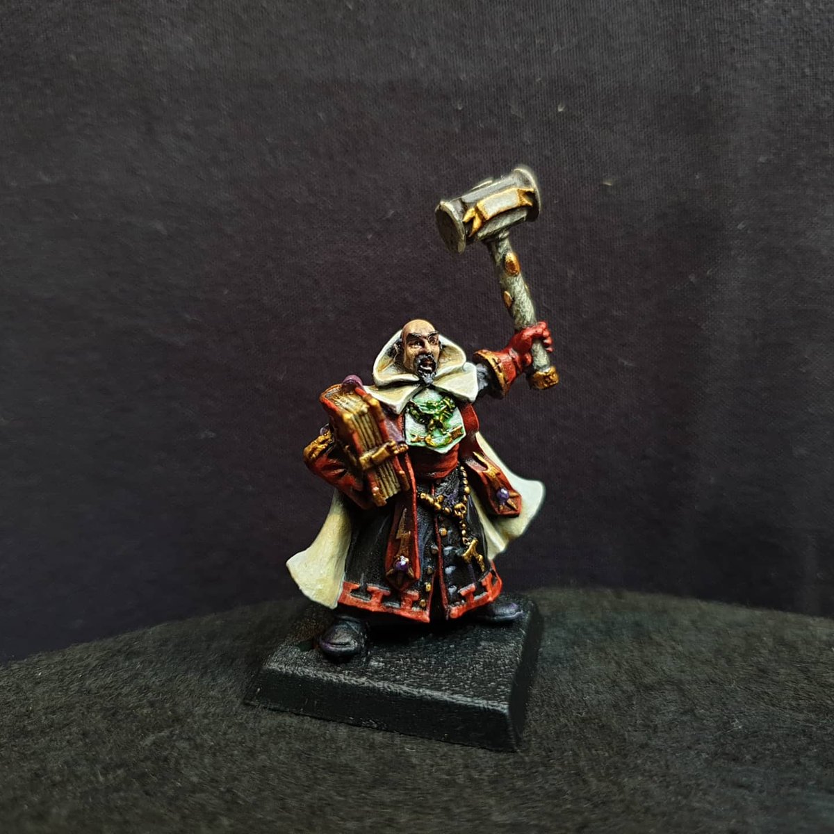 VicHadcroft's tweet photo. Witch Hunter and the Priest done, next working on the Troll Slayer Dwarf ⚒

#miniaturepainting #warhammerfantasy #paintingmodels #warhammerquest  #warhammerclassic #miniaturepainting #PaintingWarhammer https://t.co/CxzGS1Jwnr