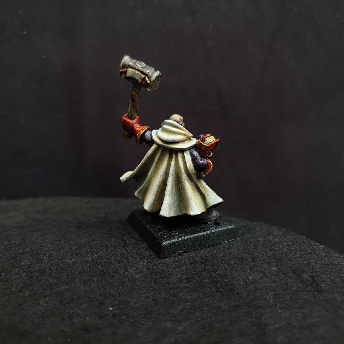 VicHadcroft's tweet photo. Witch Hunter and the Priest done, next working on the Troll Slayer Dwarf ⚒

#miniaturepainting #warhammerfantasy #paintingmodels #warhammerquest  #warhammerclassic #miniaturepainting #PaintingWarhammer https://t.co/CxzGS1Jwnr