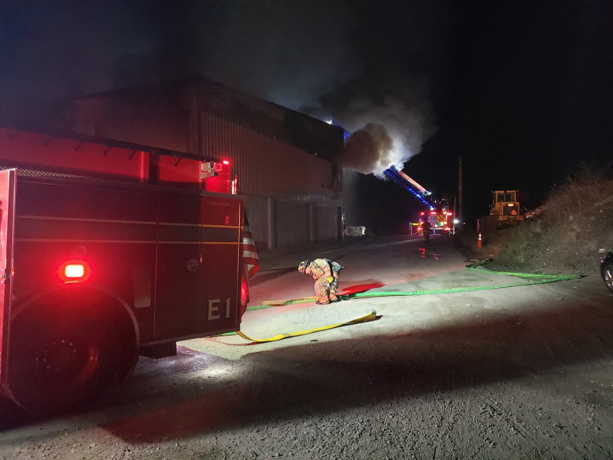 KeeneFire's tweet image. E1 stretching lines on arrival of fire for fire attack and water supply.