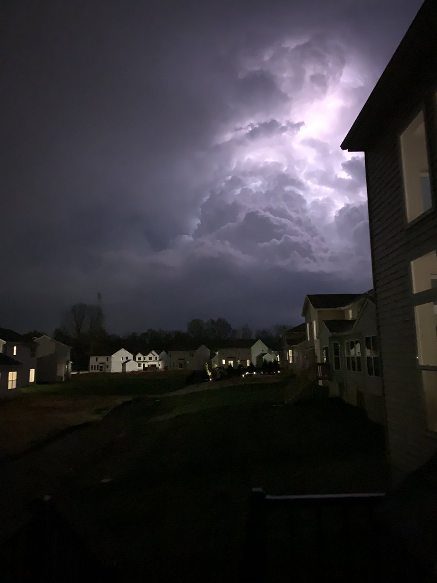Some Lightning looking East from Eastgate #cincywx <a href="/JohnGumm/">John Gumm</a> <a href="/Erica_Collura/">Erica Collura</a>