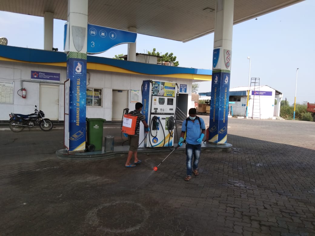 BPCNagpur's tweet photo. #Bharatpetroleum always encourages #SafetyFirstSafetyMust at Workplace.We strive to support our customers, those who are vulnerable, and the DSMs who are on the front lines of this pandemic Covid-19. To continue this push, we are Disinfecting our ROs.
@BPCLimited https://t.co/Jgd9FP5RJ3
