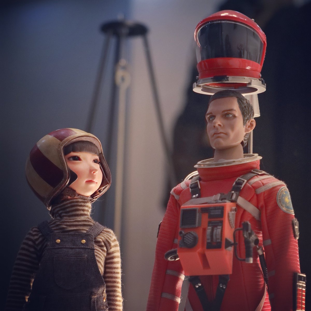 KotokoRombie's tweet photo. 退屈なので部屋を探検🎵
宇宙飛行士？良くできてるな〜���
へ〜映画の主人公なんだ〜🎬
映画観てみたいなぁ
ヘルメットカッコいいね〜今度貸してね😊💕
#バイク女子
#バイク好きと繋がりたい 
#ボーマン船長 https://t.co/Vig0JeXyoV