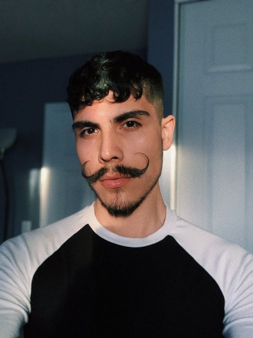 Watch beelzebussy's leaked NSFW photo on TwXstars