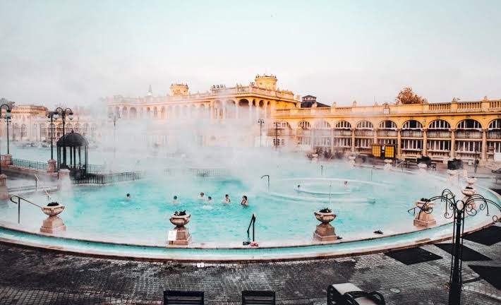 79. Budapest, ibukota Hungaria, dikenal sebagai "kota spa" karena banyak pemandian air panasnya. Di seantero kota terdapat sumber mata air panas alami dengan suhu hingga 77°C. http://spasbudapest.com/20170519-why-is-budapest-so-rich-in-medicinal-watersGambar: pemandian air panas Széchenyi (baca: seecenyi)