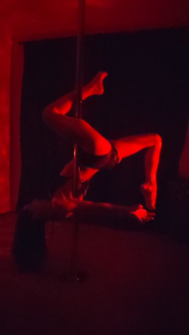 #homepole #poledance #yesastripper #QuarantineLife https://t.co/7dwJCzCHTj