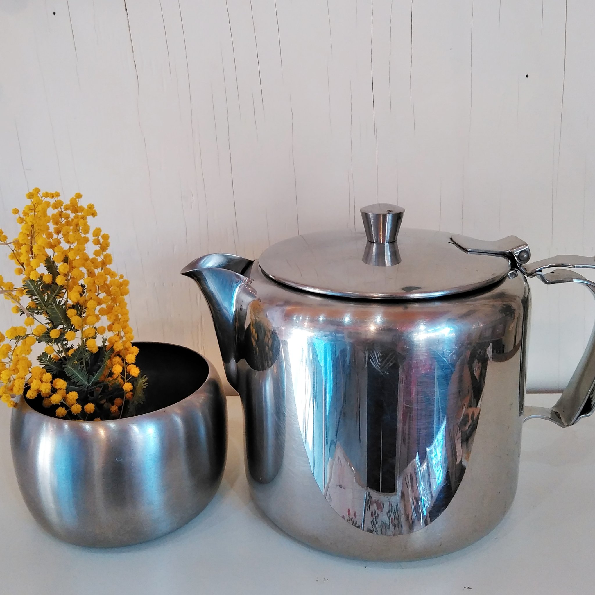 تويتر Cotswoldsジョンソンタウン店 على تويتر やわらかな曲線が美しい イギリス Vintage Old Hallのステンレス ティーポットとシュガーボウル ステンレスって固くて冷たいイメージが あったのですが 英国オールドホール社の ポットに出会ってから 柔らかい