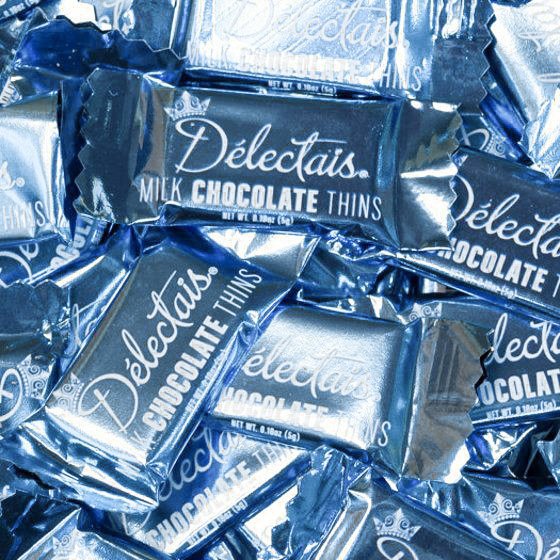 голубой шоколад. сладости голубого цвета. шоколад голубого цвета. разноцветный шоколад. синие конфеты.