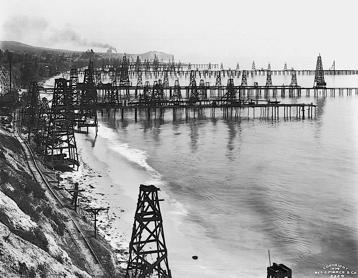 HWoodElectrics's tweet image. Out with old pollution*, in with new #ZeroEmissions solutions!

#HollywoodElectrics #ZeroDSR Rider Markese says bye to oil well pumpjacks in #LosAngeles.

Riding Electric #ZeroMotorcycles since 2018, he's logged 25,000+ miles, &amp;amp; for the first 6,000 only spent $1 to charge! 

1/2