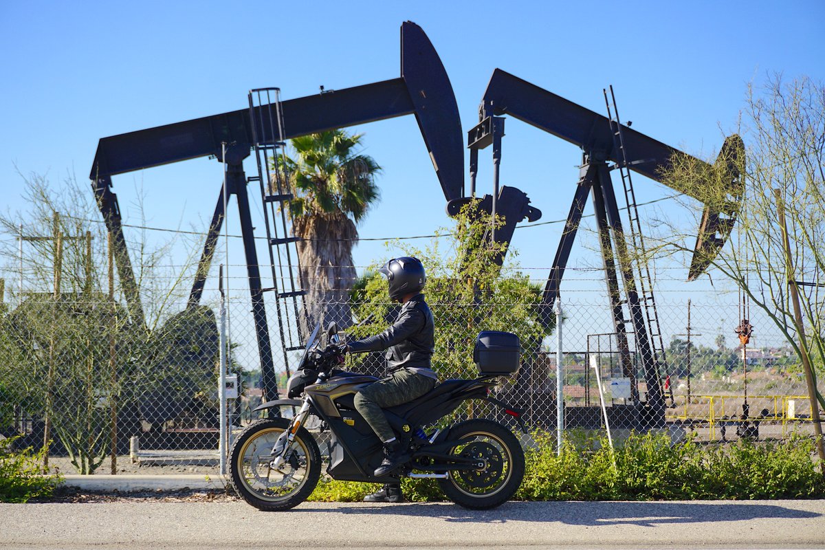 HWoodElectrics's tweet image. Out with old pollution*, in with new #ZeroEmissions solutions!

#HollywoodElectrics #ZeroDSR Rider Markese says bye to oil well pumpjacks in #LosAngeles.

Riding Electric #ZeroMotorcycles since 2018, he's logged 25,000+ miles, &amp;amp; for the first 6,000 only spent $1 to charge! 

1/2