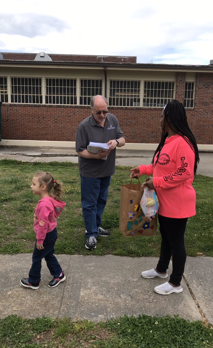 NPSchools_VA's tweet image. The wonderful volunteers helping students get the latest #LearningInPlace packets at #OceanairES were non-stop on the move Wednesday. Thank you, Mr. Bruce Brady, Ms. Brenda Sheridan, Ms. Amanda Barcalow, and Ms. Gwen Collins! #NPSInThisTogether