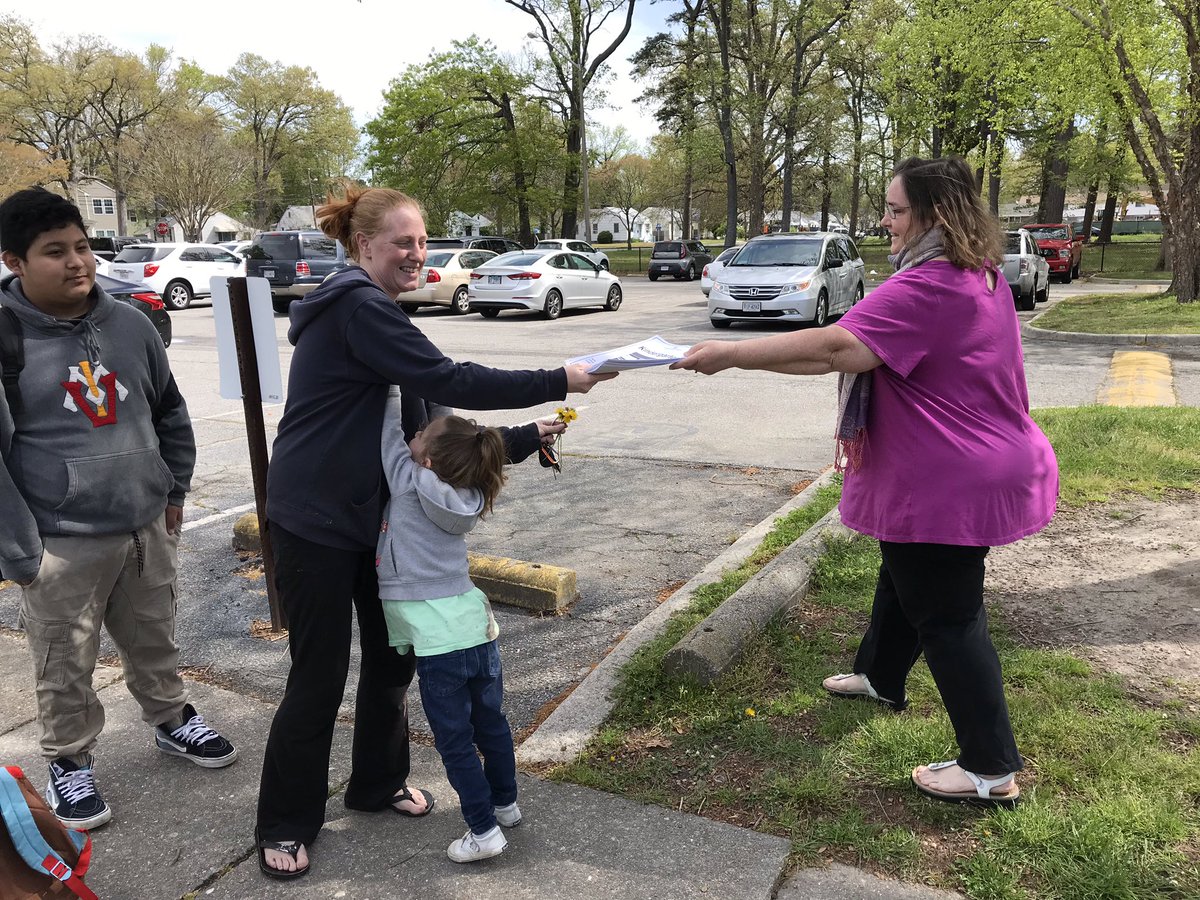 NPSchools_VA's tweet image. The wonderful volunteers helping students get the latest #LearningInPlace packets at #OceanairES were non-stop on the move Wednesday. Thank you, Mr. Bruce Brady, Ms. Brenda Sheridan, Ms. Amanda Barcalow, and Ms. Gwen Collins! #NPSInThisTogether