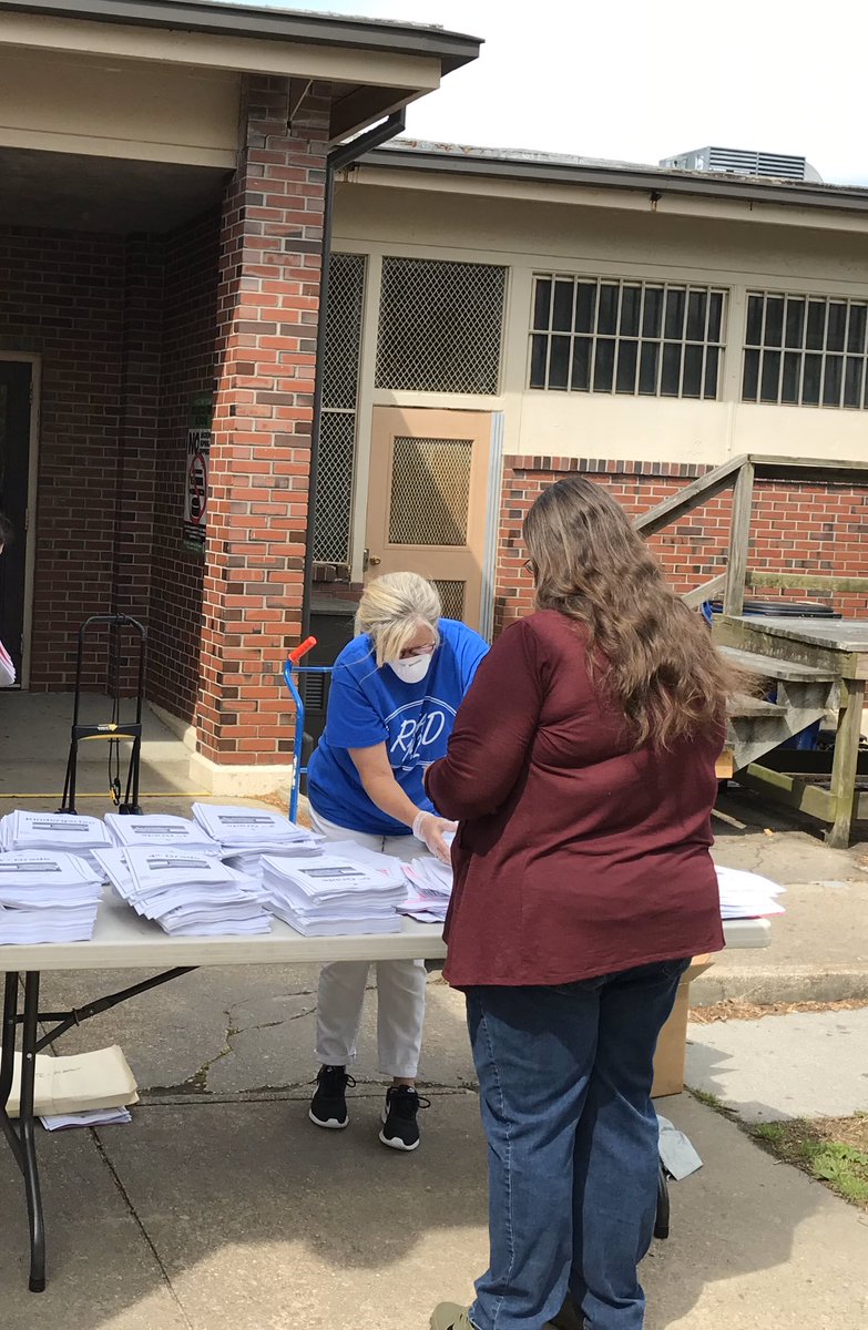 NPSchools_VA's tweet image. The wonderful volunteers helping students get the latest #LearningInPlace packets at #OceanairES were non-stop on the move Wednesday. Thank you, Mr. Bruce Brady, Ms. Brenda Sheridan, Ms. Amanda Barcalow, and Ms. Gwen Collins! #NPSInThisTogether