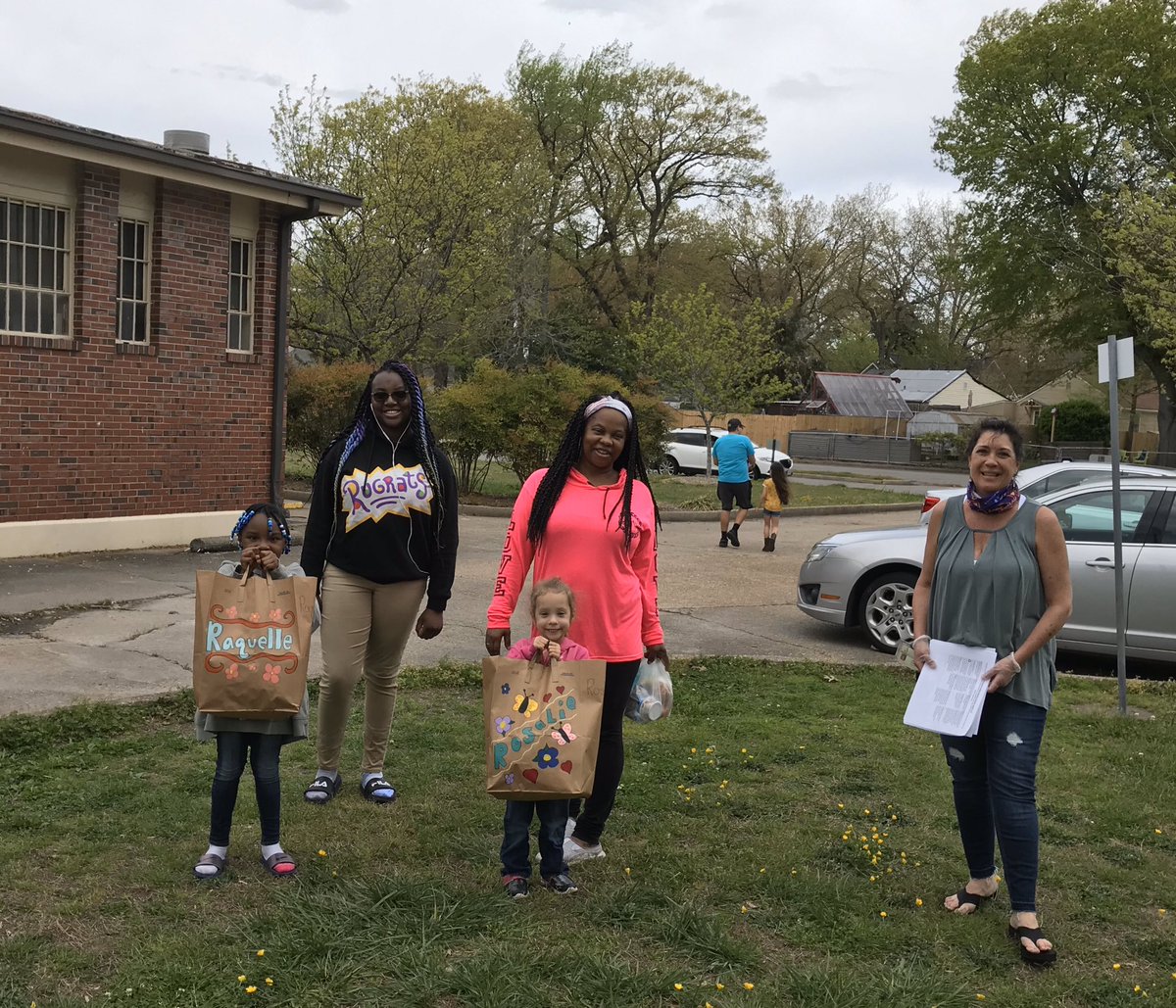 NPSchools_VA's tweet image. The wonderful volunteers helping students get the latest #LearningInPlace packets at #OceanairES were non-stop on the move Wednesday. Thank you, Mr. Bruce Brady, Ms. Brenda Sheridan, Ms. Amanda Barcalow, and Ms. Gwen Collins! #NPSInThisTogether