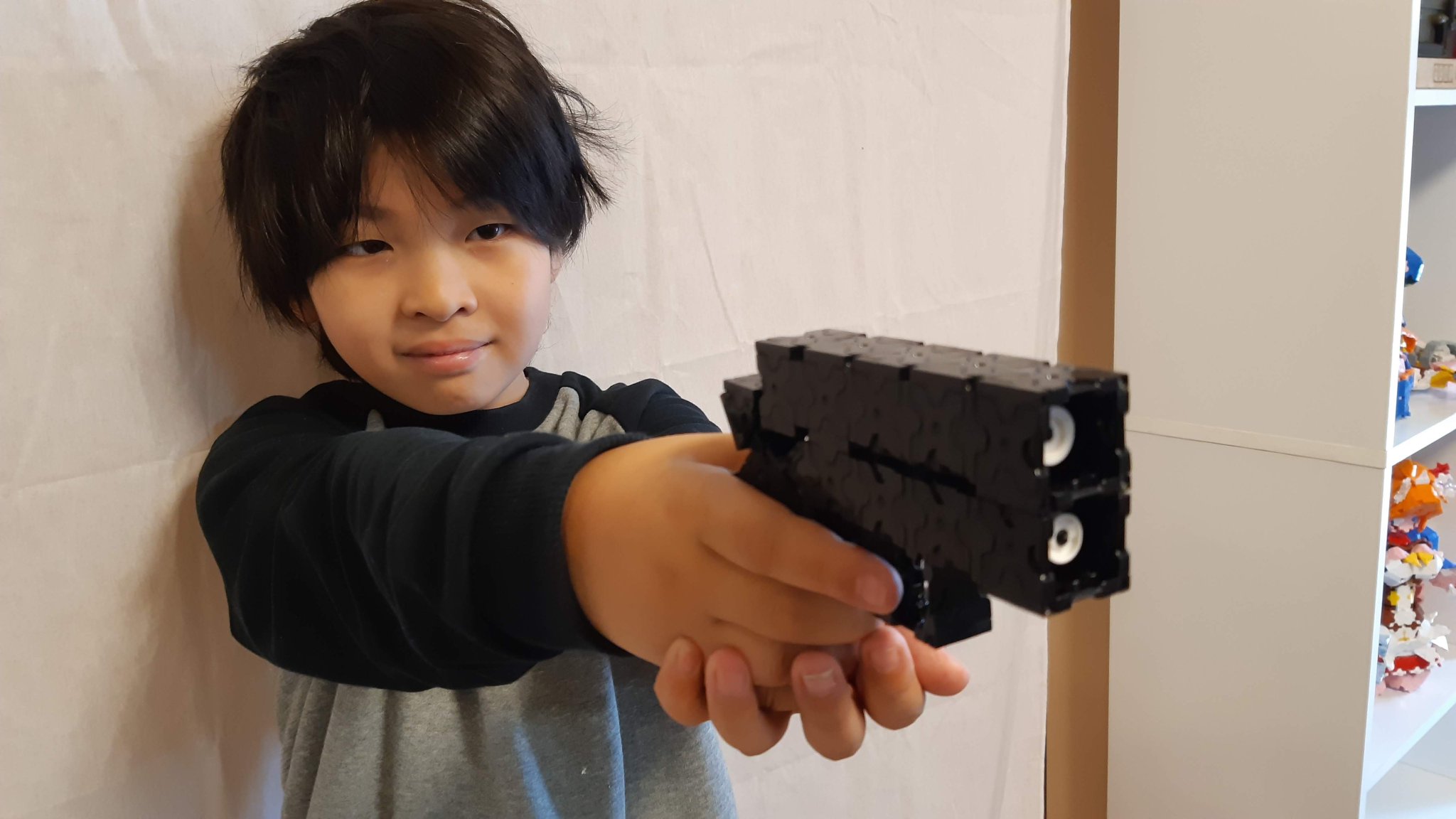ぺたぞう Pa Twitter パパが銃を作っている横で ちびぺたさんが見よう見まねで自分の銃 を作っていました 実は 銃口とリコイルスプリングガイドの表現はちびぺたさんが開発したものを頂いたのです そして パパは固定だったトリガーが動く 銃を 構えるポーズも上手に ぺたぞう Pa Twitter パパが銃を作っている横で ちびぺたさんが見よう見まねで自分の銃 を作っていました 実は 銃口とリコイルスプリングガイドの表現はちびぺたさんが開発したものを頂いたのです そして パパは固定だったトリガーが動く 銃を 構えるポーズも上手に