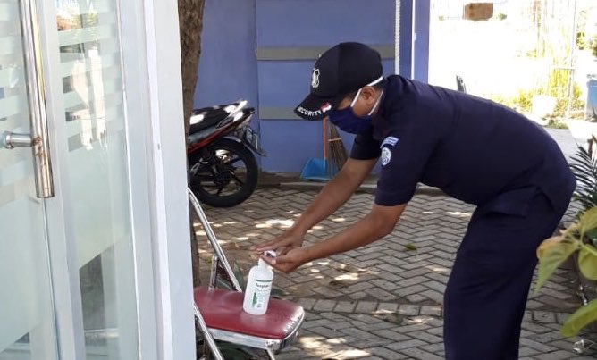 bppsdm_bp3bwi's tweet photo. Bagian security dan petugas piket harian tetap melaksanakan protokol pencegahan terhadap Covid-19 dengan selalu mengenakan masker dan menyediakan Hand Sanitizer di beberapa titik potensi penyebaran. https://t.co/cFME3hvA1d