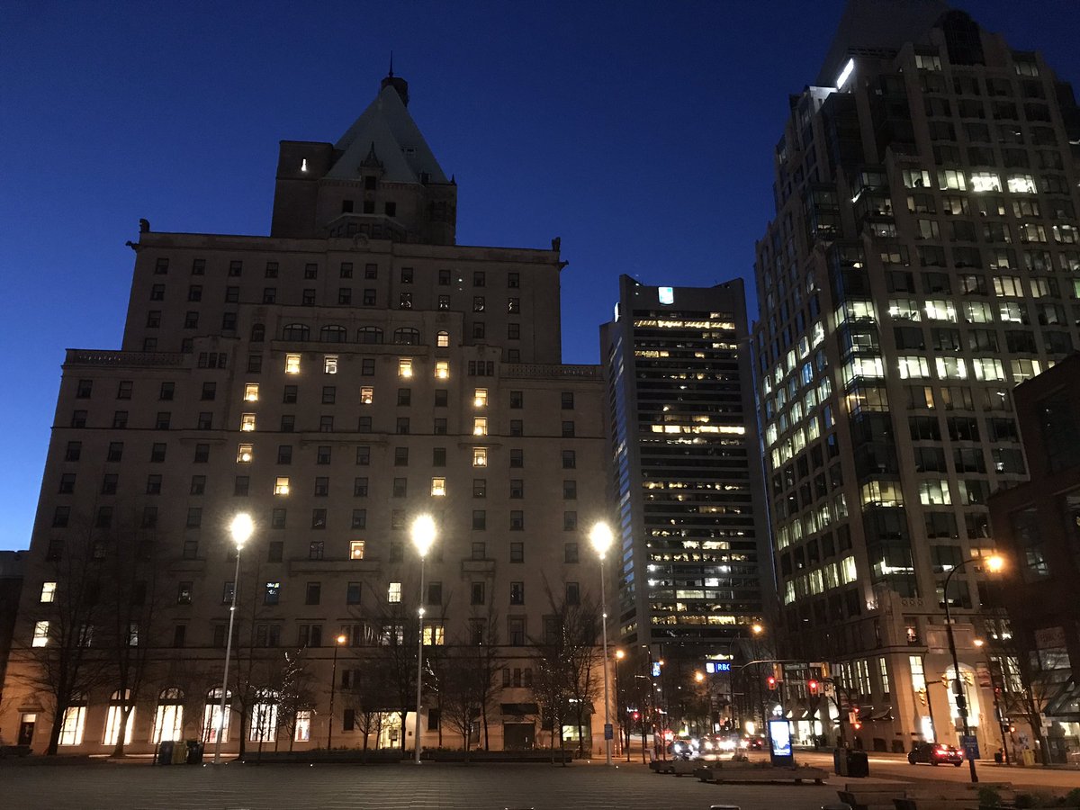 #BC healthcare workers feeling the ❤️ <a href="/FairmontVan/">Hotel Vancouver</a> in #Vancouver.