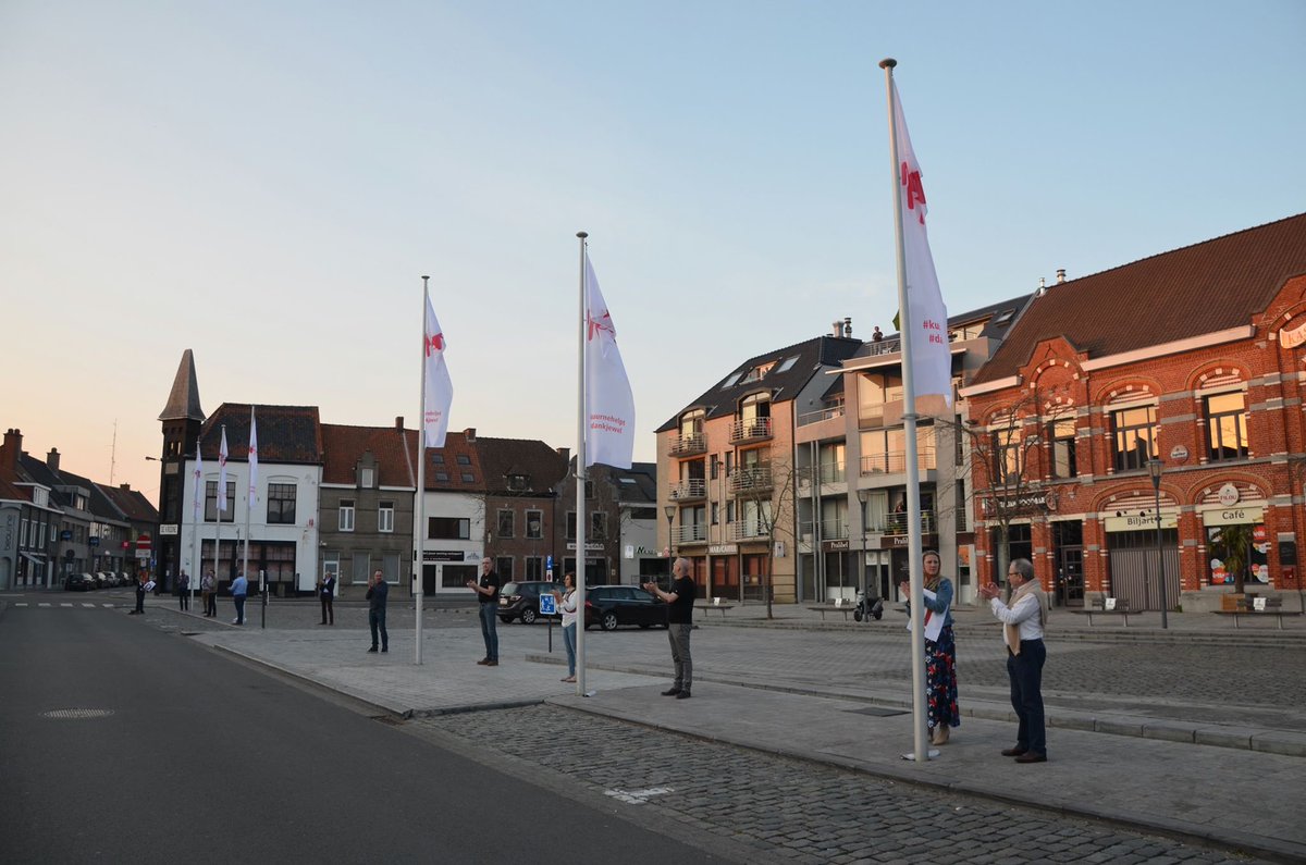 FrancisBenoitku's tweet photo. @GemeenteKuurne samen met delegatie gemeenteraad vlaggen #kuurnehelpt #danku opgehangen. Straks op verschillende plekken in straatbeeld #visix https://t.co/tGbdLrzwza