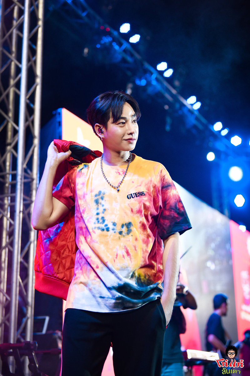 KohKae_Thailand's tweet photo. ต้องแข็งแรงมากๆเลยนะ เพราะหล่อหนักมากกกก

#เป๊กแบกแค่ความหล่อก็พอแล้ว
#โก๋แก่ลันเตาxPeck 
#เป๊กผลิตโชค 
#PeckPalitchoke https://t.co/609pDIoEcM