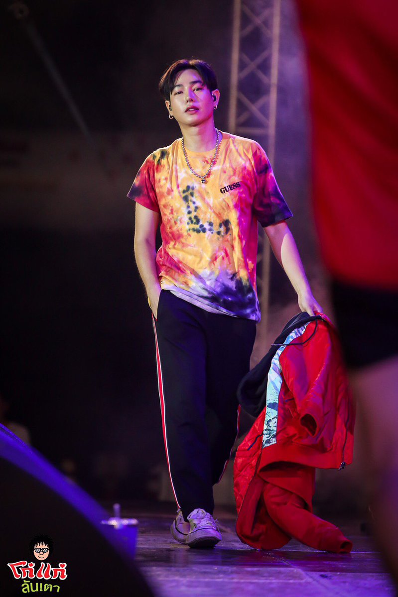 KohKae_Thailand's tweet photo. ต้องแข็งแรงมากๆเลยนะ เพราะหล่อหนักมากกกก

#เป๊กแบกแค่ความหล่อก็พอแล้ว
#โก๋แก่ลันเตาxPeck 
#เป๊กผลิตโชค 
#PeckPalitchoke https://t.co/609pDIoEcM