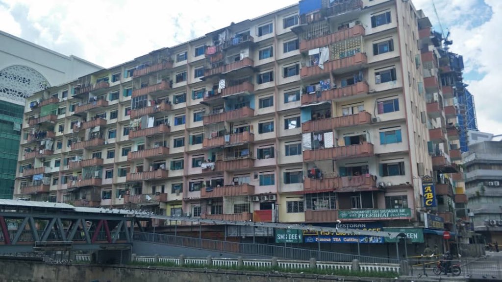 AnnuarMusa's tweet photo. Alhamdulillah dgn izin Allah swt sy memaklumkan kesemua 1850 penghuni Selangor Mansion dan Malayan Mansion akan kita bekalkan makan tengahari dan makan mlm sepanjang 14 hari lock down kawasan berkenaan.Makanan di taja “rakyat Msia yg cakna dan perihatin” https://t.co/WkDTE2GBIR