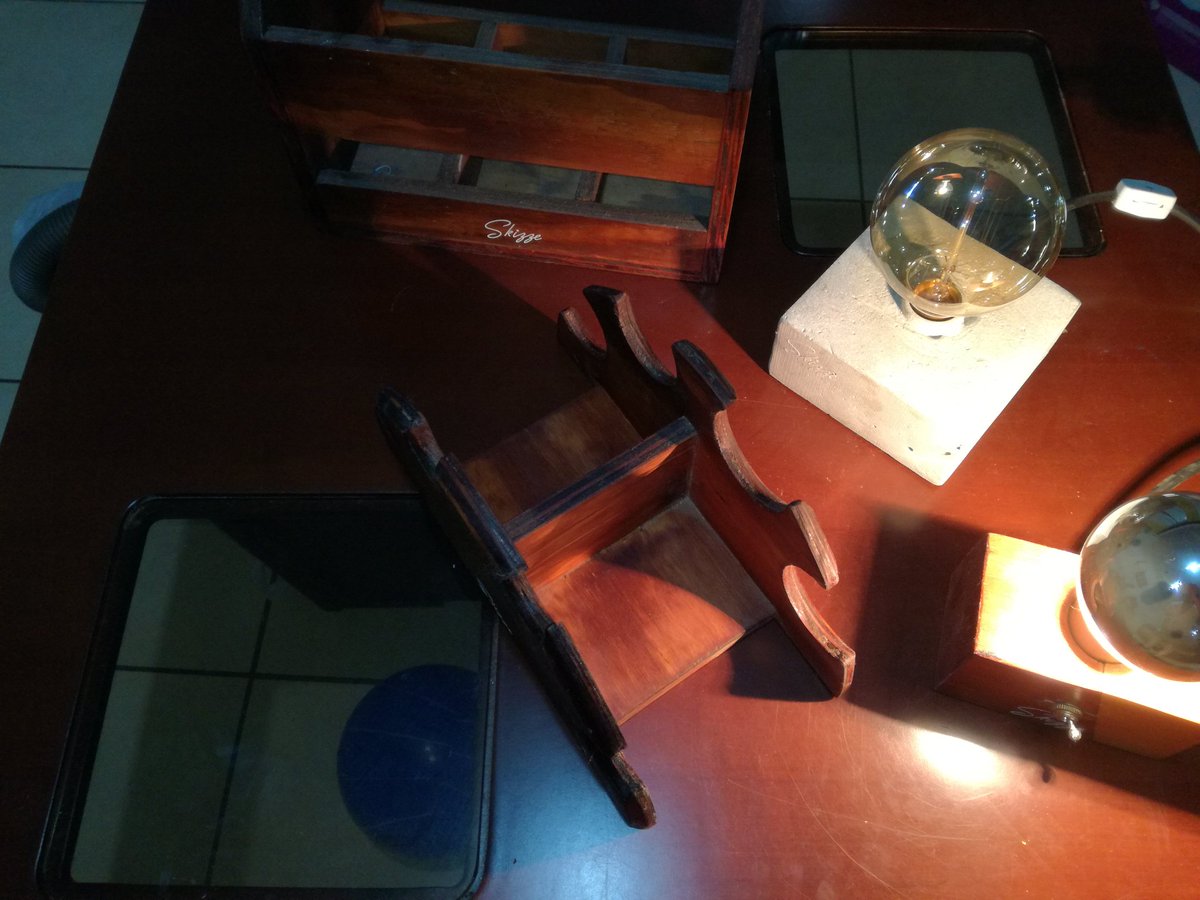 Buscando encontré otras cositas que había hecho hace tiempo. Unas hermosas lámparas vintage. Una caja cervecera y una mini cava.