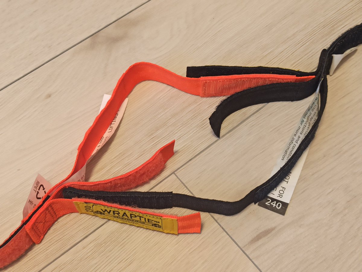 WRAPTIE_JP's tweet photo. 「WRAPTIE＜ラップタイ＞」の人気ポイントはバンドの両端にも。片側がループ、もう片側は面ファスナーで輪にしたり挟み込める「グラブエンド」という特別な構造。これにより引っかける場所がない時でも固定が可能で２本連結して使うこともできます。
#ラップタイ #WRAPTIE
https://t.co/dpoNcL1I6v https://t.co/At2911pI3r