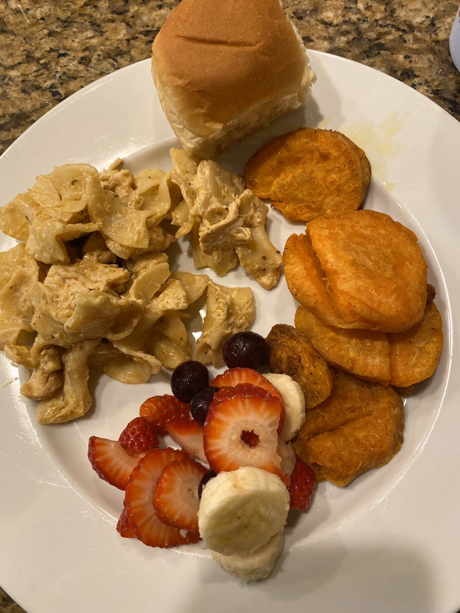 hkullman's tweet photo. Yes I cooked dinner tonight &amp; yes I am PROUD!!! Buffalo Chicken Alfredo 🤪🤠 #CoronaChronicles #CollegeChronicles https://t.co/BbBrQ5VVmM