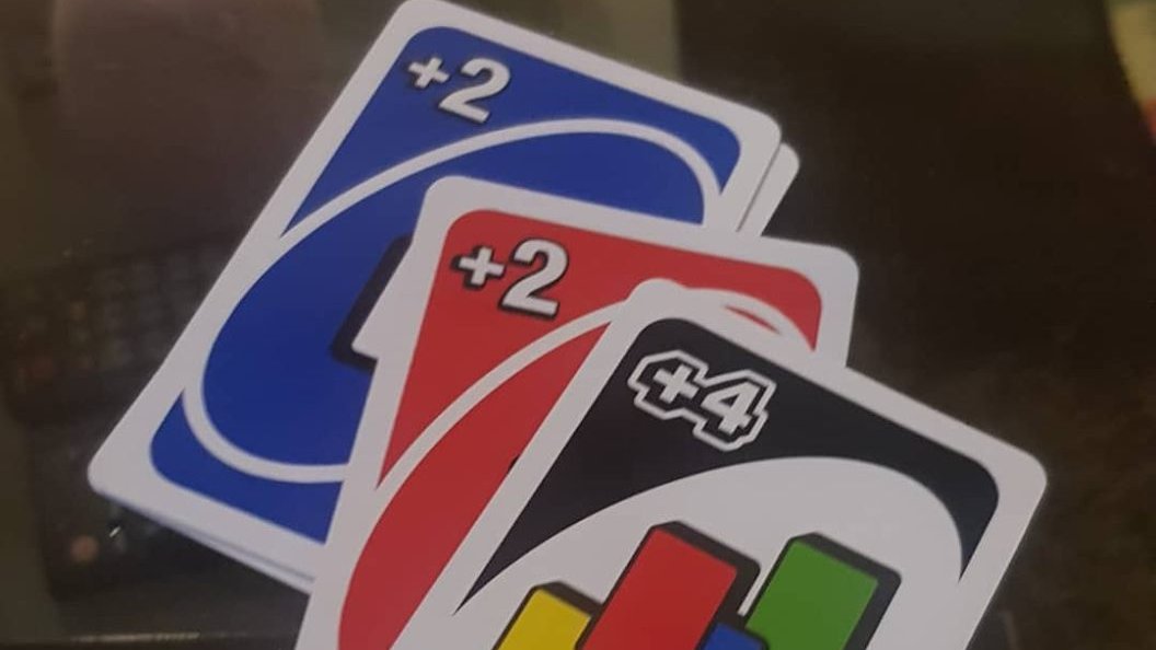 Hey! <a href="/realUNOgame/">UNO</a>  :
¿Es válido tirar un +2 luego de un +2 y finalizarlo con un +4, para que el siguiente jugador tome 6?