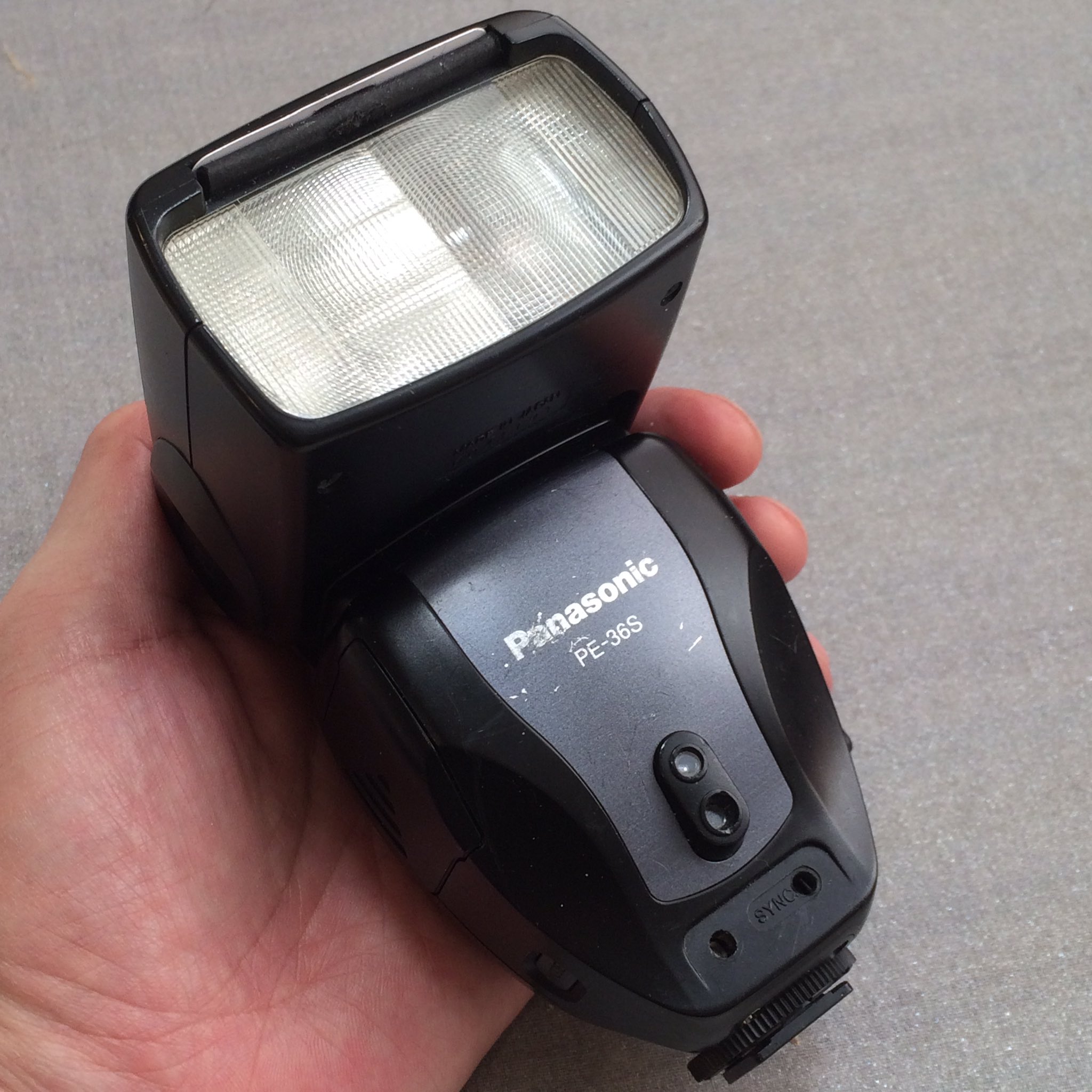 湯澤幸一郎 Panasonic Pe 36s 03年発売だけどpanasonicではもうストロボを作ってないから永遠の最新機種 ジャンクで二千円 ズーム可 1 3段ごとの光量調整 可と外光オート機としては最高峰かも 一番気に入っているのでかえって使用頻度が低い