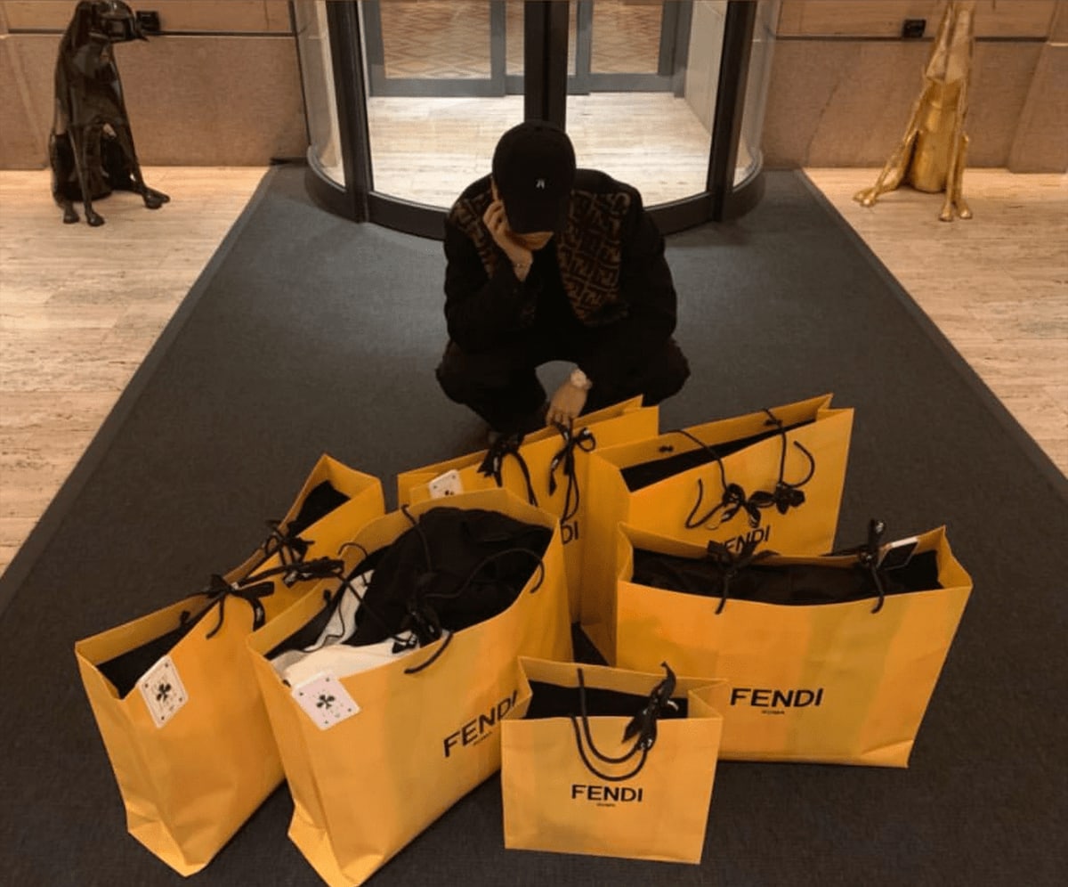 AddictingSmiles's tweet photo. Favorite brand of Jackson's endorsement
💛🤎@Fendi💛🤎
👑:"Fendi on her bag, Fendi on her bag"
👑:"Brought this shit back but I ain’t got receipts"
💛🤎💛🤎💛
#FendiMan
💛🤎💛🤎💛
#Fendi
#FendiXTeamWang
#100WAYS #JacksonWang #잭슨 #王嘉尔 #TeamWang #TeamJacky @JacksonWang852 https://t.co/QupcOtaHoX