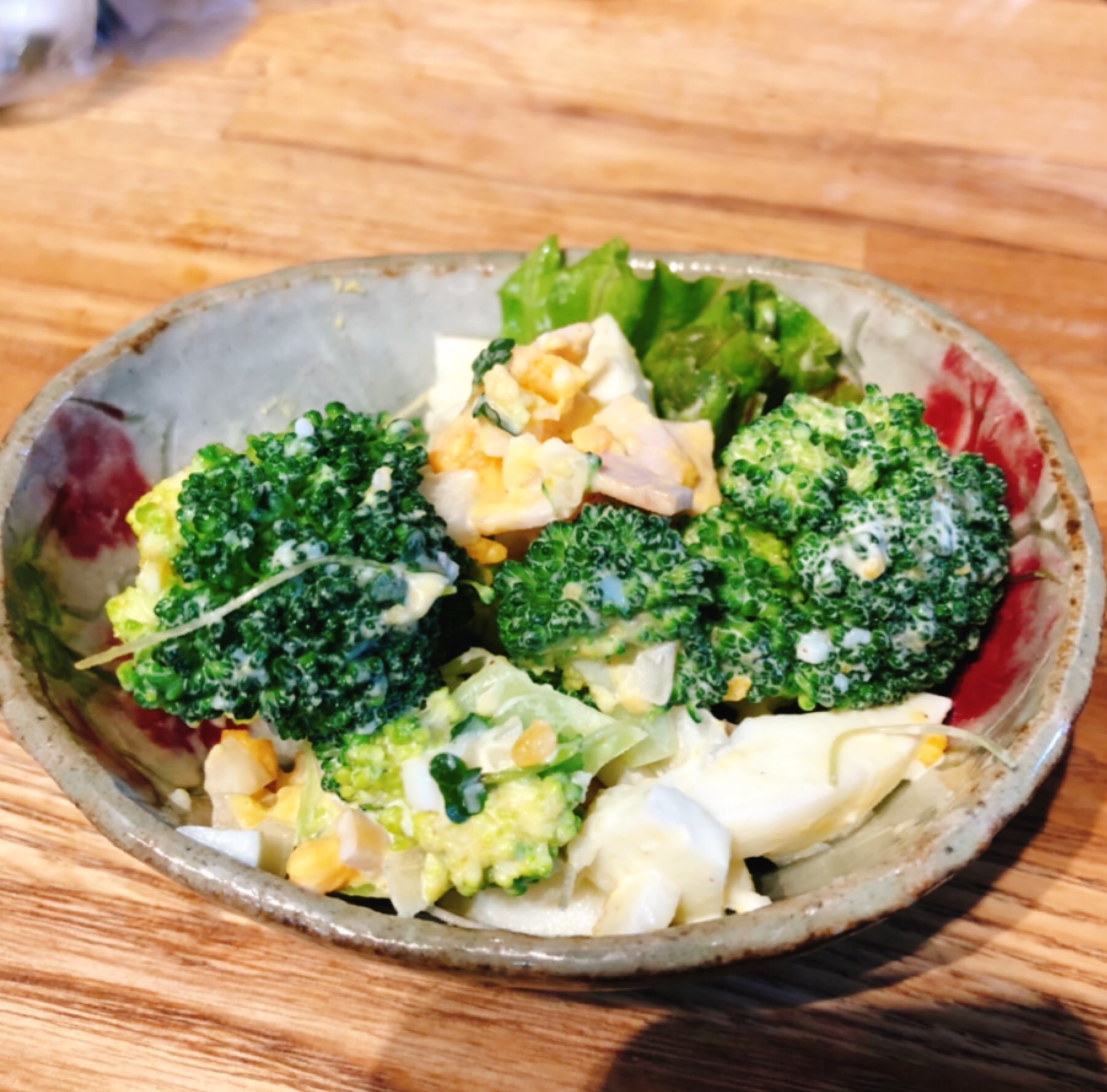 紺藍 オリジン弁当のお惣菜 エビ とブロッコリー のサラダ これも最近よく作る 再現レシピ ゆで卵と固めに茹でた ブロッコリー 冷凍のエビも茹でて あとは玉ねぎのみじん切りを少々 全部ボウルに投入してマヨネーズ Oliveoil 塩