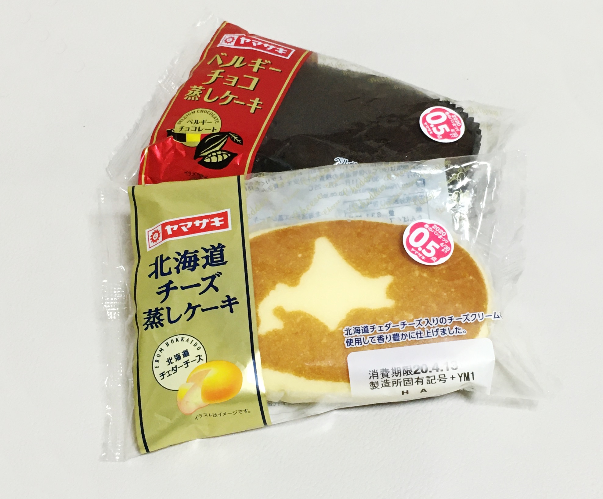 Twitter 上的 主食菓子 ヤマザキ 北海道チーズ蒸しケーキ ベルギーチョコ蒸しケーキ 苺 とクリームをたっぷり挟んで大満足 これはもう ケーキ です さすがに半分は冷凍庫行きでした 明日の楽しみ 追いクリーム党 T Co A8jhly2iw0