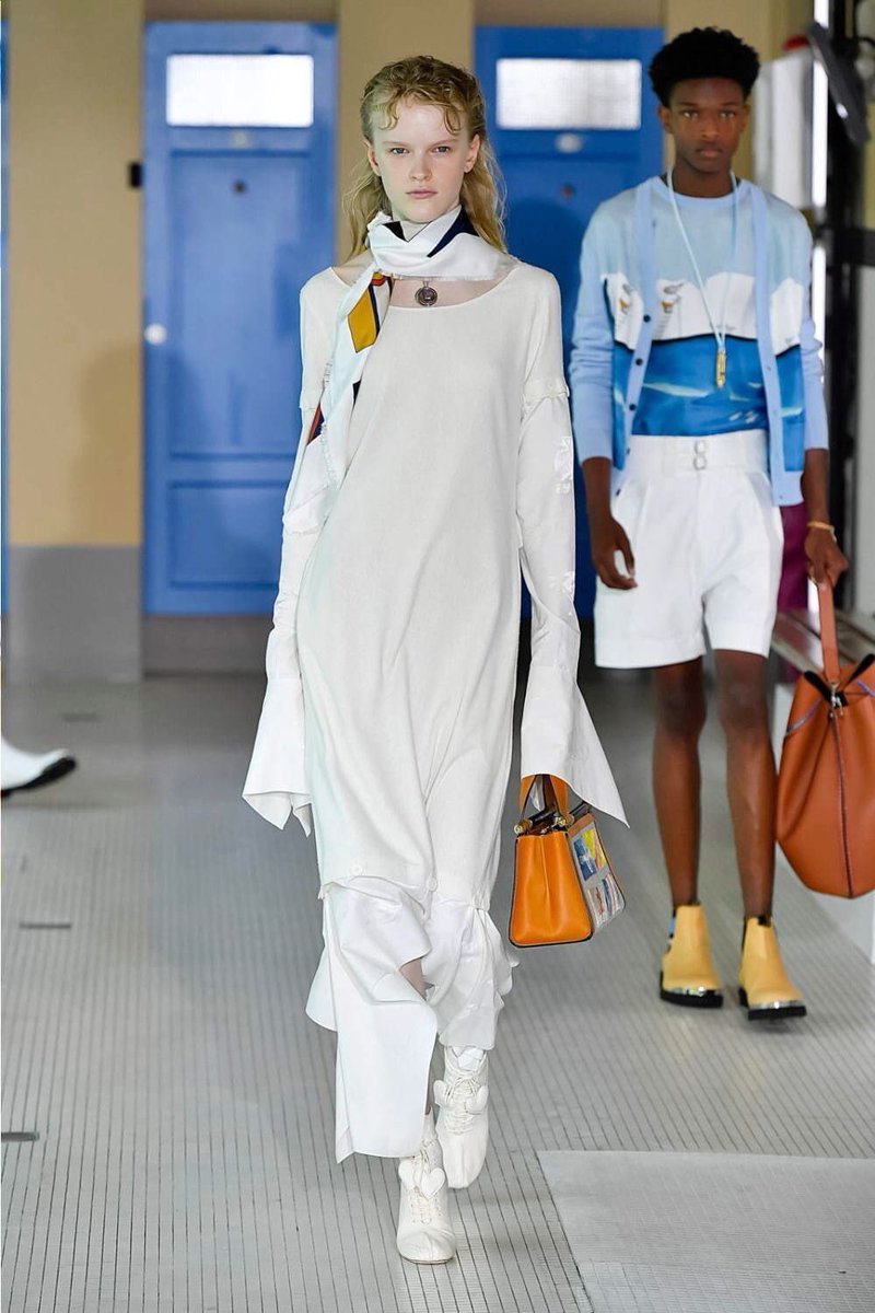 𝓼𝓱𝓮𝓻𝓻𝔂 白ワンピは魅せ方が幅広いよね わたしは一枚目のloeweの白ワンピ 白ブーツがずば抜けて好き