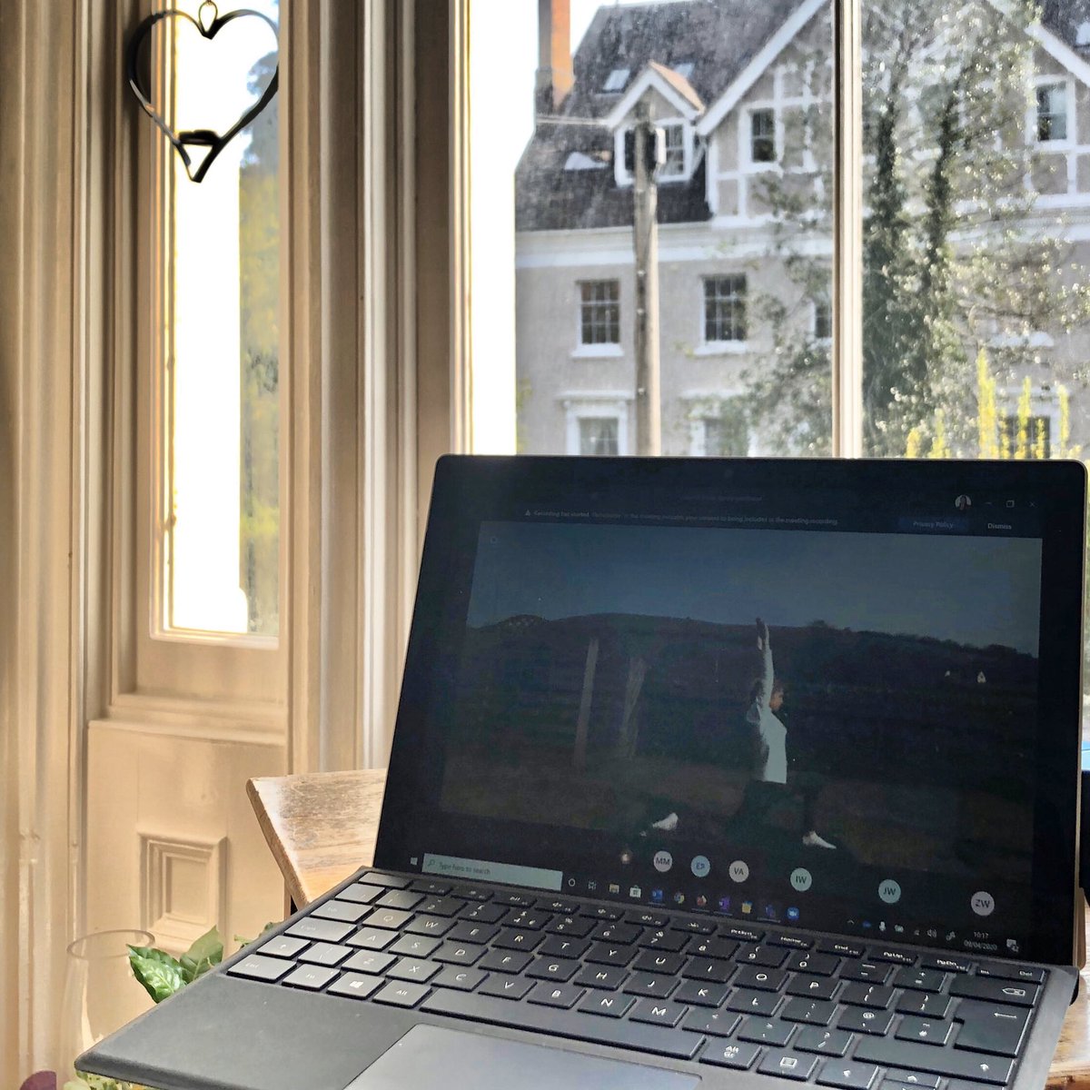 msjbuzz's tweet image. Our fantastic PE team @SportMSJ are doing a brilliant job at keeping us all active in lockdown. This morning Miss Evans led a staff yoga session leaving us feeling blissfully relaxed.🧘🏻‍♀️ 🧘🏿‍♂️ #yoga #lockdowninspiration #bsaheroes #msjunited