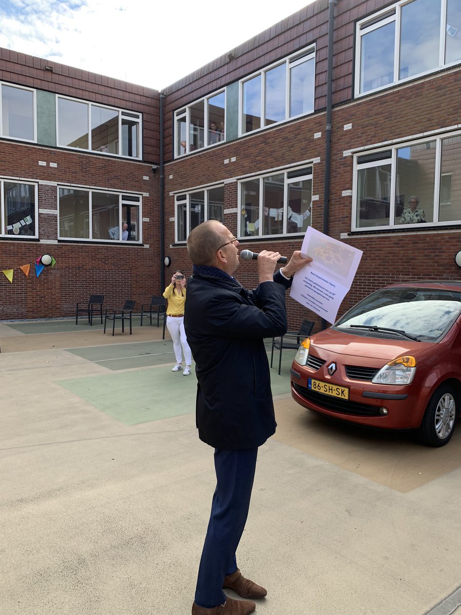 Dankbaar dat ik vandaag 60 ben geworden. Veel filmpjes, apps, e-mails. De bewoners van de Hof van Ammers zongen mij toe. (En eten ter ere hiervan vanavond patat) Heel hartelijk dank. Wat een verrassing!!