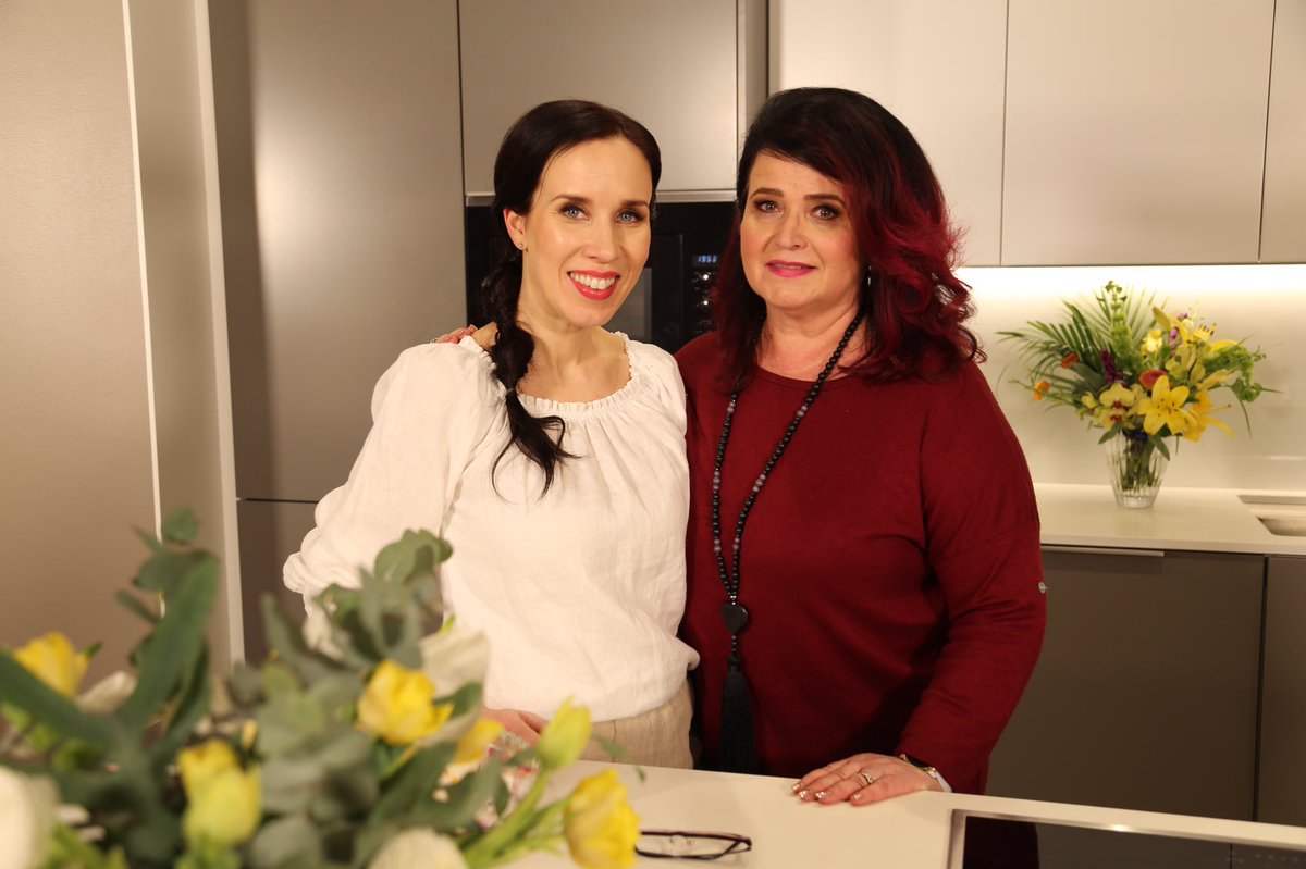 Mitä olisi #pääsiäinen ilman herkullista jälkiruokaa? #Anninuunissa tehdään tänään passionhedelmä-pavlova. Apukokkina huseeraamassa Meiju Suvas! <a href="/AlfaTVSuomi/">AlfaTV</a> klo 18:00.