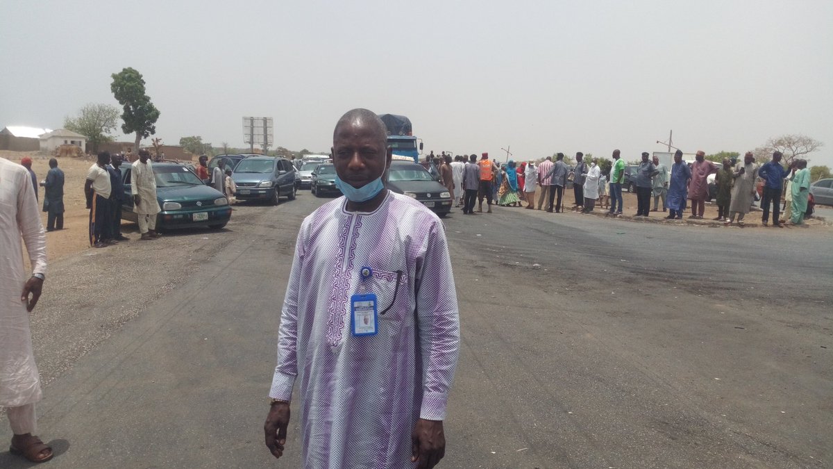 bilyaminu23's tweet photo. At Kano Zaria road for border screening supervision against COVID 19 https://t.co/t87Iwg2l5h