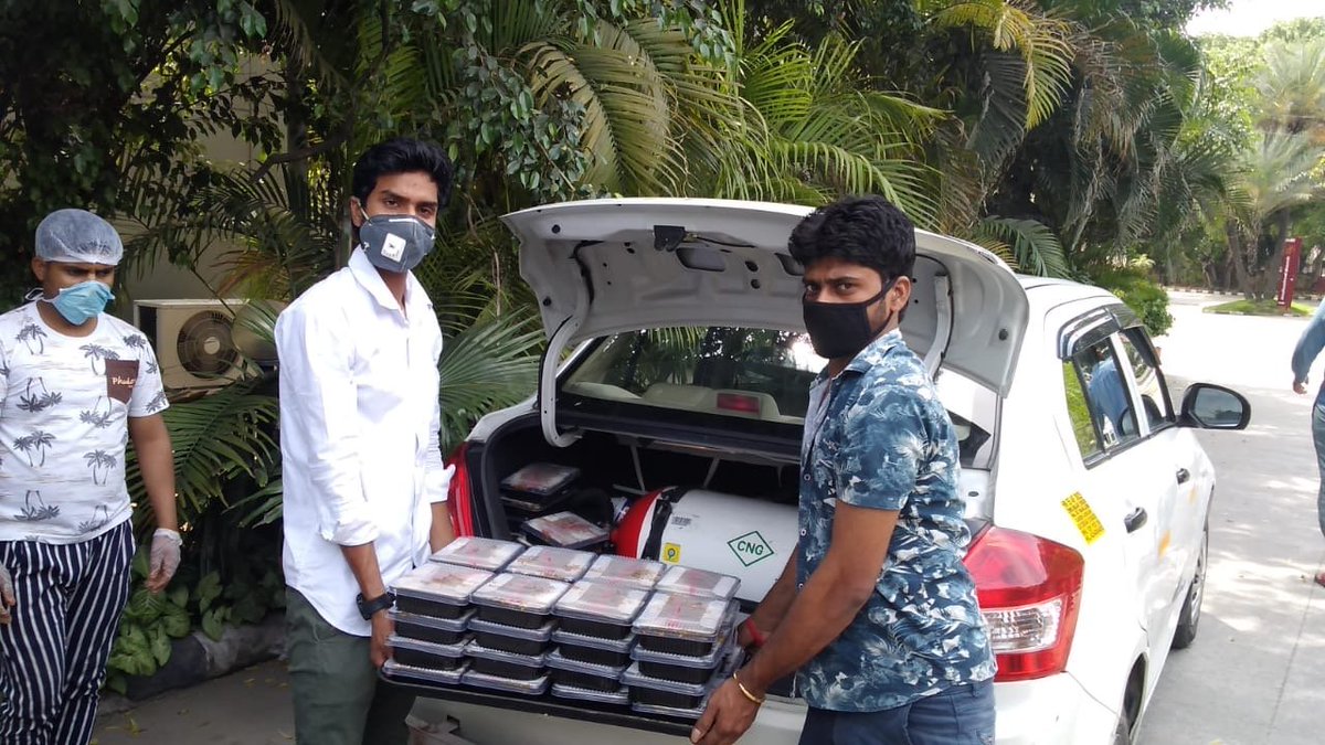 ccoi_1947's tweet photo. #CoronaCareByCCI 9th April, 2020
On request of @Iyrcngo lunch packets handed over to their volunteers for distribution to needy persons in #Delhi #LetsFeedThePoor #IndiaFightsCorona 
@jyotiyadaav @JagranNews  @TheDailyPioneer @jgopikrishnan70 @manjeetnegilive @MonojitMajumdar https://t.co/MKiVMivXAJ