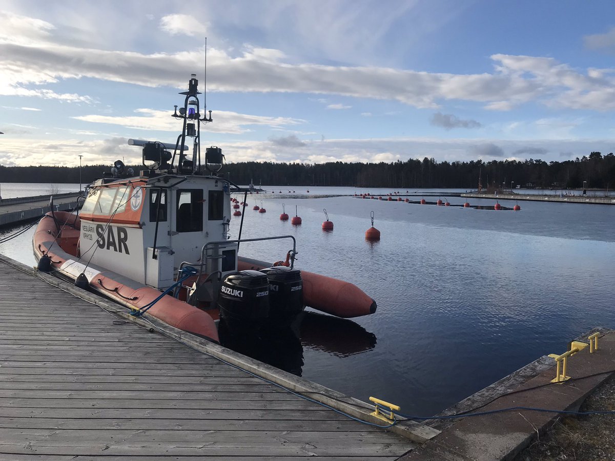 SARLahti's tweet photo. Tänään pääsi #pvvesijärvi uiskentelemaan Päijänteeseen. #pvteemu ja #atlantic75 pääsevät myös lähiaikoina laineille. Tulemme apuun tarvittaessa, mutta emme poikkeusoloissa päivystä järvellä normaaliin tapaan, joten avunsaanti voi kestää totuttua kauemmin. #päijänne #pysykotona https://t.co/uyFT8egjdH