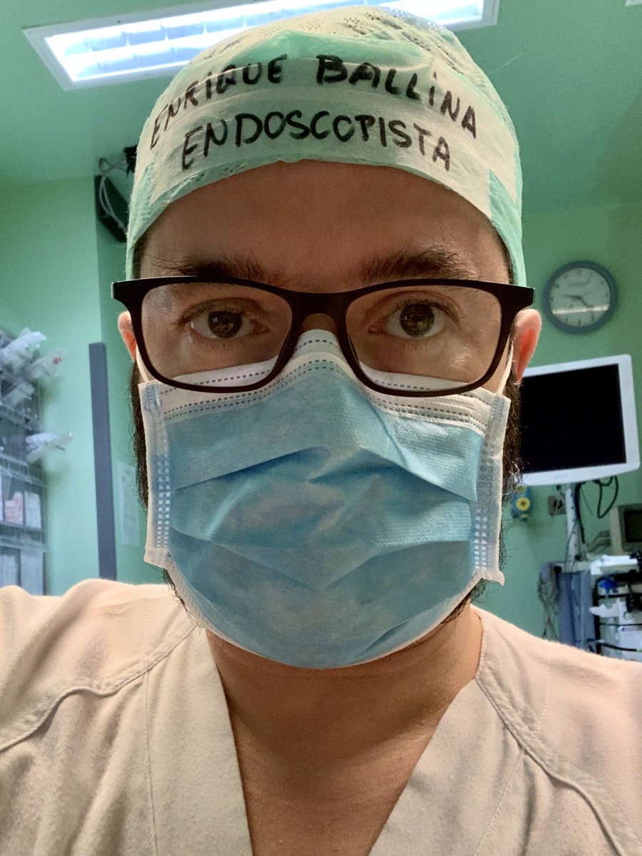 La Ud de Endoscopias del H Montecelo <a href="/pontegastro/">Digestivo Pontevedra Hospital Universitario</a> adapta el protocolo de cortesía a los tiempos del #COVID19 : saludar a 2m descubriendo la cara un instante y poner nombre y cargo en el gorro mejoran la seguridad y la satisfacción del paciente. dailymail.co.uk/news/article-5…