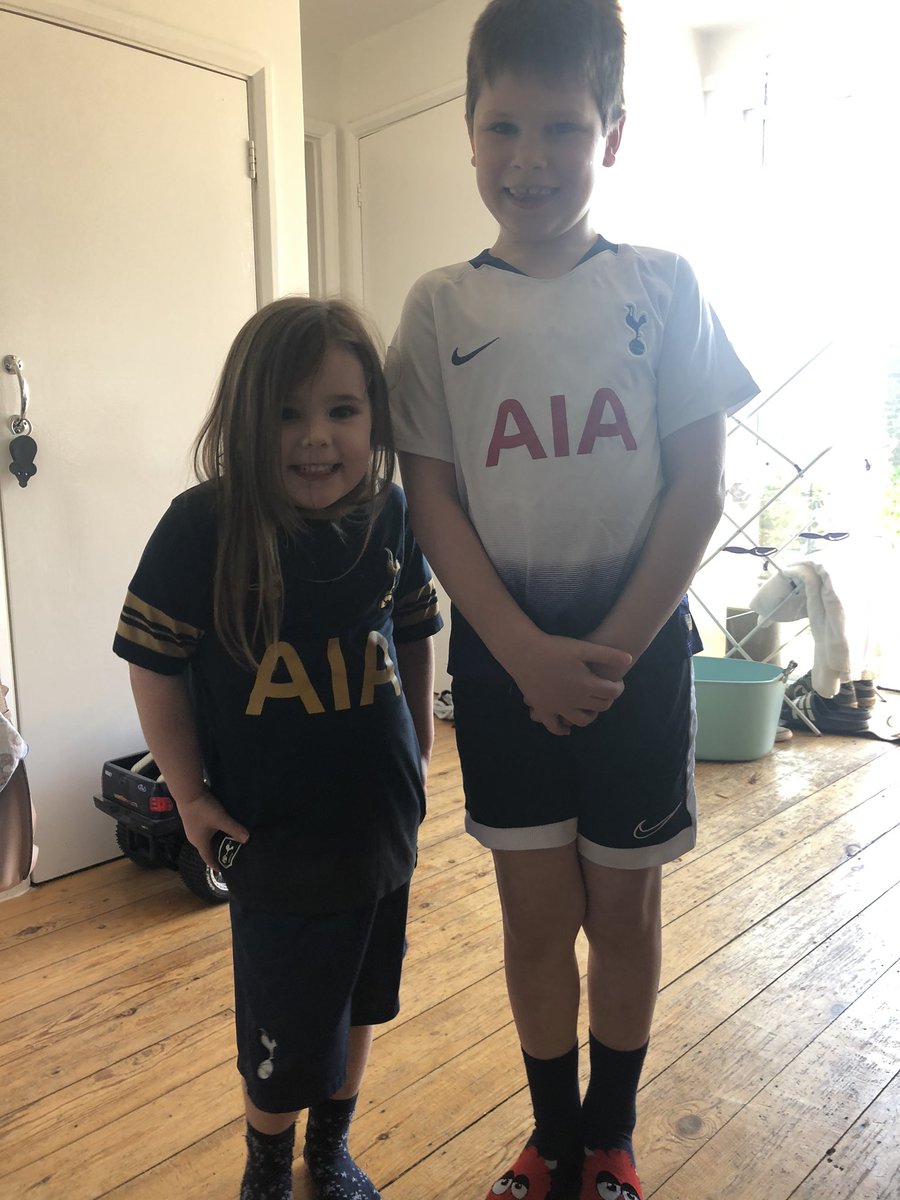 SimonCamp27's tweet photo. She was desperate for a @HKane kit so she’s wearing her brothers old kit 💓 https://t.co/gzF0fFKAte