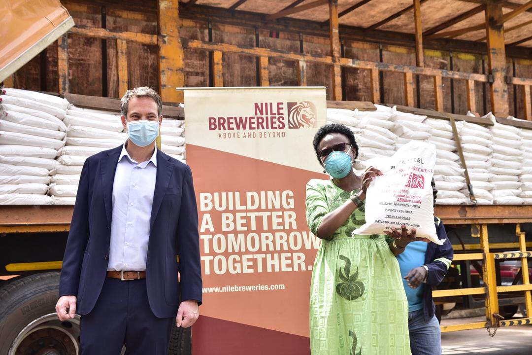 Today @NBLUganda Country Director Thomas Kamphuis handed over a donation of 30 tonnes of maize flour to the @MinofHealthUG led by @JaneRuth_Aceng to help vulnerable people affected by #COVIDー19 in Kampala,Buikwe&Mbarara.Also donated fuel 2 help District Task Forces #STAYSAFEUG